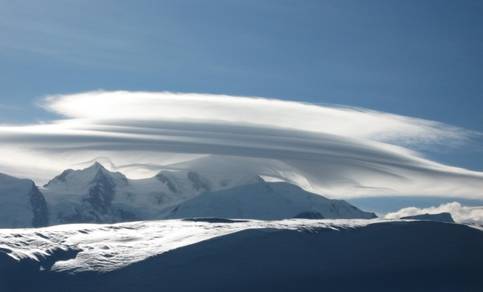 Lenticularis wolk in Flaine nabij de Mont Blanc in Frankrijk 