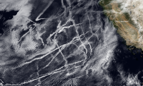 Satellietfoto van zogenaamde ’shiptracks’, de extra witte strepen in het wolkendek die zijn veroorzaakt door de uitstoot van schepen
