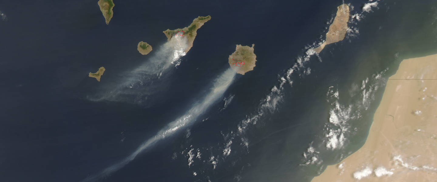 Satellietbeeld van rookpluim bosbranden Canarische Eilanden op 31 juli 2007 door het MODIS Instrument