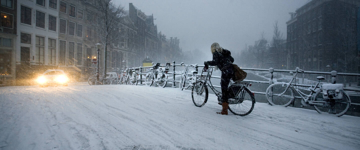 Fietser in de sneeuw in Amsterdam