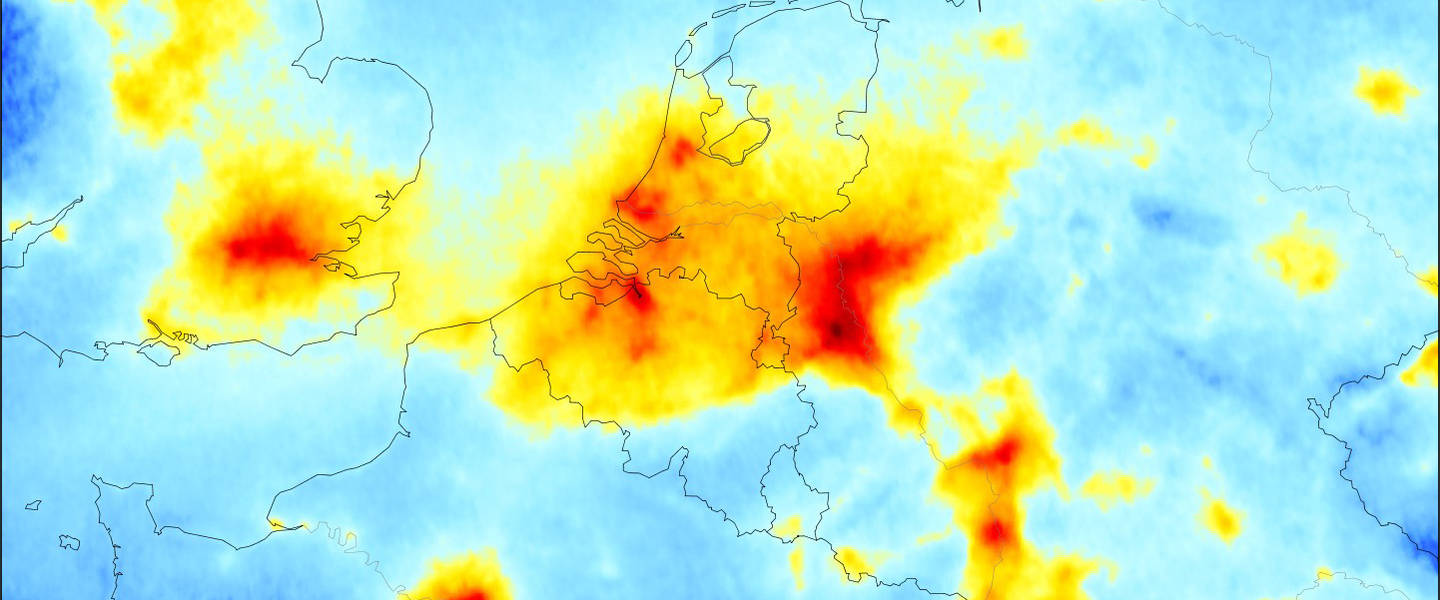 kaart met de verdeling van stikstofdioxide boven Nederland en directe omgeving