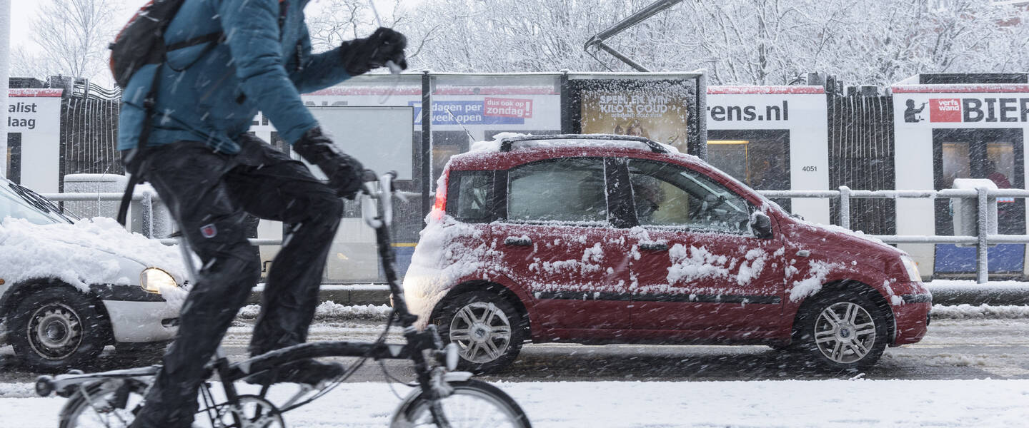 Foto van fietser in de sneeuw