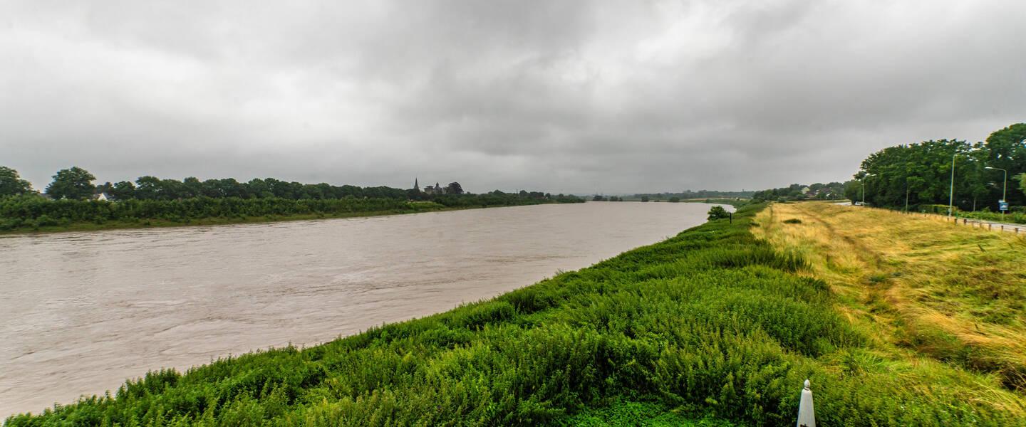 Foto van ondergelopen straat in simpelveld tijdens code rood 