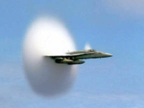 Vliegtuig dat sneller vliegt dan de snelheid van het geluid