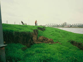 Waterkeringschade door aardbeving bij Roermond in 1992. Je ziet scheuren in de rechteroever van de Maas bij Leeuwen, tegenover Buggenum. (Bron: Rijkswaterstaat/Henk Bakker)