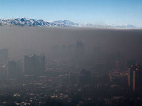 Smog boven Almaty, Kazachstan (Bron: Wikipedia)
