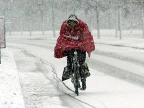 Winterse buien kunnen in het verkeer bijzonder hinderlijk zijn (Bron: Robert Hoetink)