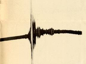 Eerste seismogram van een 'verre' aardbeving. Dit historische seismogram van 17 april 1889 is geregistreerd met een Von Rebeur-Paschwitz seismograaf te Potsdam in Duitsland.