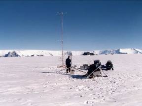 KNMI-onderzoeker Richard Bintanja op expeditie in Oost-Antarctica bij de Zweedse basis Svea (Bron: C. Reijmer)