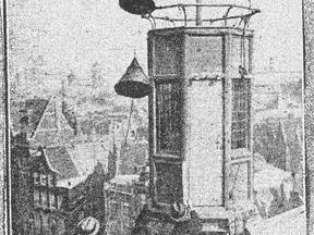 De toren van het gebouw Neptunus aan de Nieuwe Zijds Voorburgwal in Amsterdam, waarop "geregeld bij dag en nacht seinen worden geheschen, die de verwachting betreffende storm aangeven". De foto is gemaakt tijdens "het hijschen van een signaal"