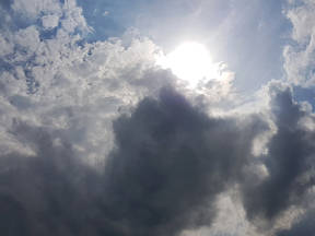 Als de zon af en toe schuil gaat dringt minder UV tot de aarde door dan bij een onbewolkte lucht (Bron: Jannes Wiersema)