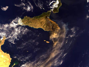De rookpluim van de Etna op 28 oktober 2002 gezien door de Medium Resolution Imaging Spectrometer (MERIS) aan boord van ESA's Envisat satelliet