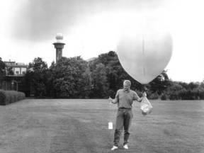 Oplating van een radiosonde in De Bilt door Kees Smith van het KNMI. Rechts op de foto zien we de ballon met de parachute waarmee de sonde (het kastje links) uiteindelijk omlaag komt ©KNMI
