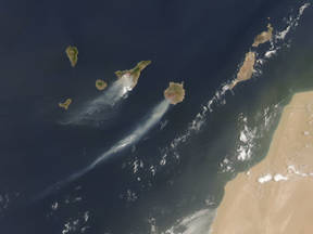 Satellietbeeld van rookpluim bosbranden Canarische Eilanden op 31 juli 2007 door het MODIS Instrument