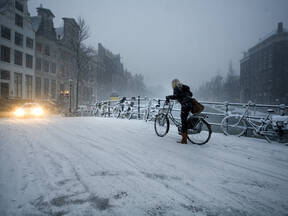 Fietser in de sneeuw in Amsterdam (Bron: Peter Boe)