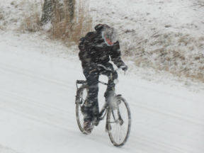 Een fietser ploetert door de sneeuw (Bron: Jannes Wiersema)
