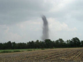 Windhoos bij Bovensmilde ten zuiden van Assen op zondag 7 september 2003 (Bron: A. Bijl)