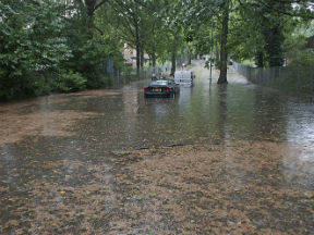 Een ondergelopen straat door extreme regenval (Bron: Leo Wouters)