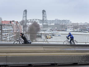 storm op de Erasmusbrug in Rotterdam (Bron: Tineke Dijkstra)