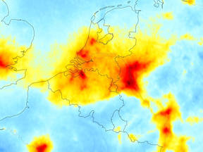 kaart met de verdeling van stikstofdioxide boven Nederland en directe omgeving