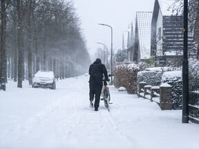 Foto van fietser in de sneeuw