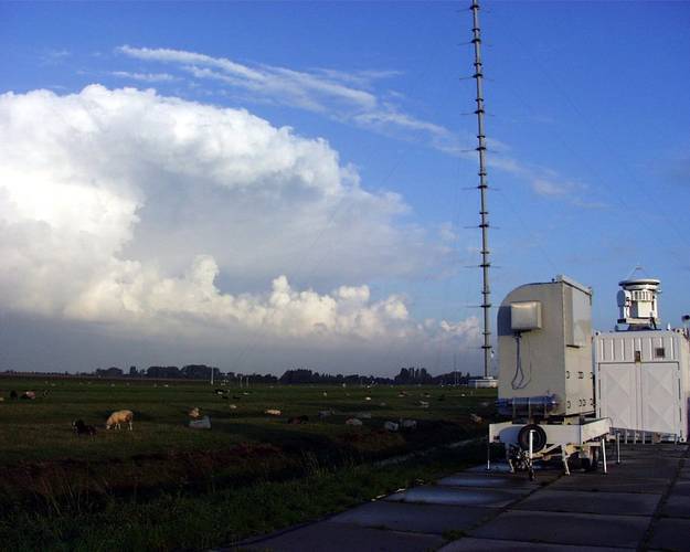 MICCY microgolf radiometer (Univ. Bonn) en Miracle wolkenradar (GKSS) in Cabauw, op de achtergrond de 213 m hoge meetmast van het KNMI.