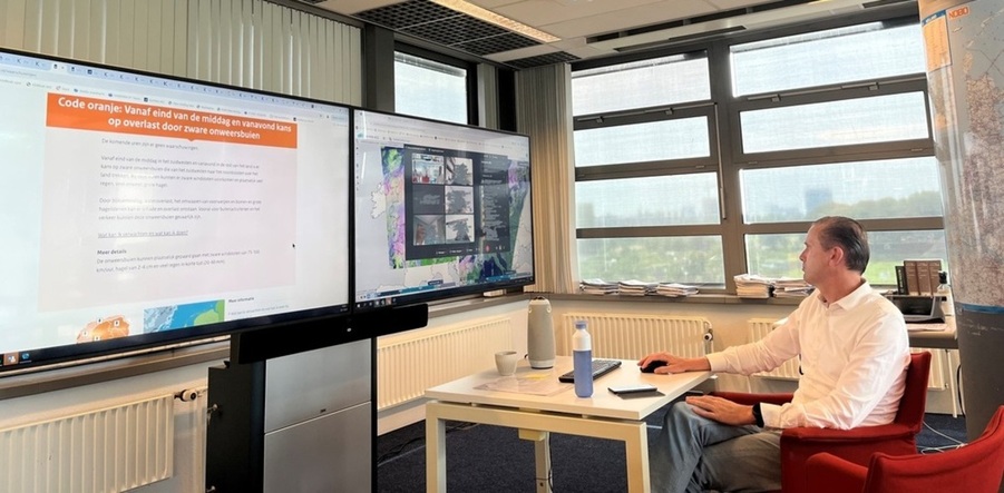 foto van meteoroloog in de weerkamer van het KNMI in De Bilt