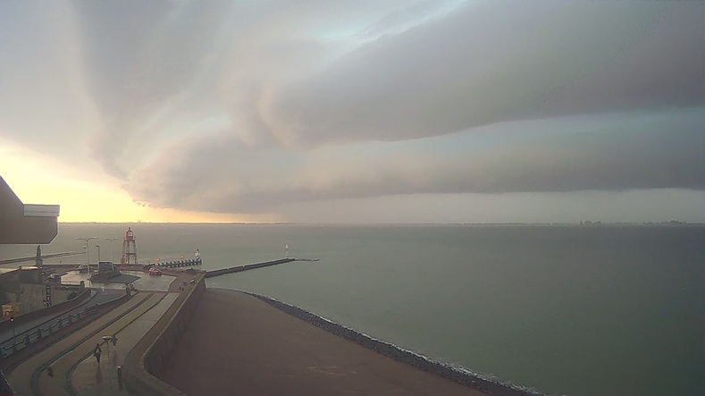 foto van een shelfcloud op 9 juli 2024