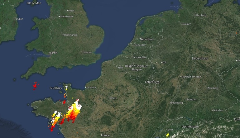 Onweersbuien boven westen van Frankrijk, 17:00 uur 13 juni 2025