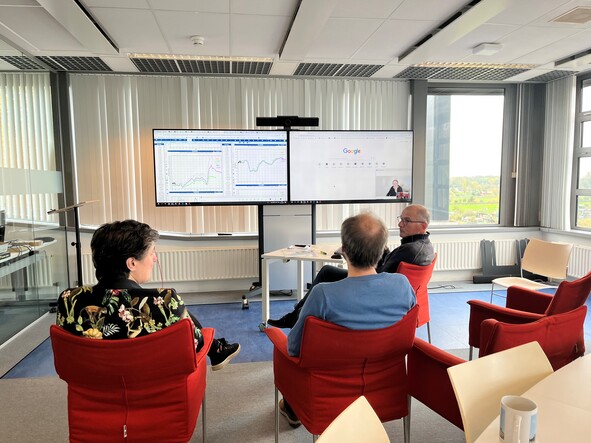 foto van KNMI-experts in de weerkamer