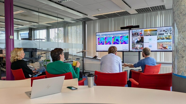 foto van KNMI-experts in de weerkamer met partners van het weerimpactteam 