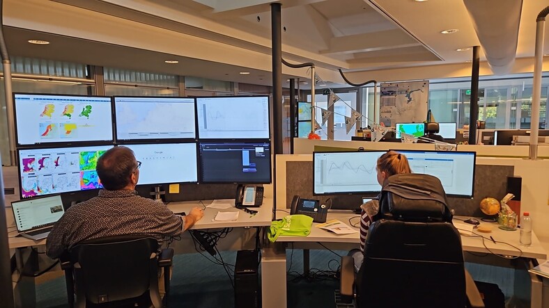 foto van KNMI-meteoroloog in het Watermanagementcentrum in Lelystad