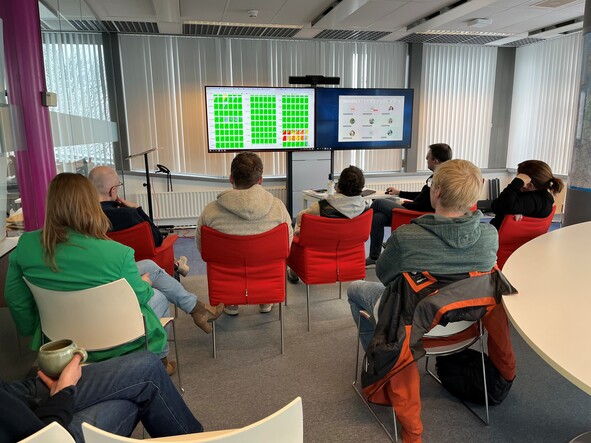 foto van de Weeroverdracht in de weerkamer van het KNMI
