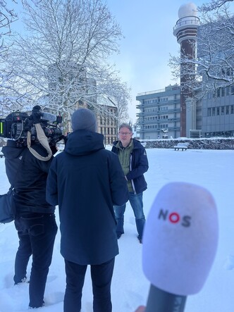 foto van interview met KNMI'er Peter Siegmund door de NOS