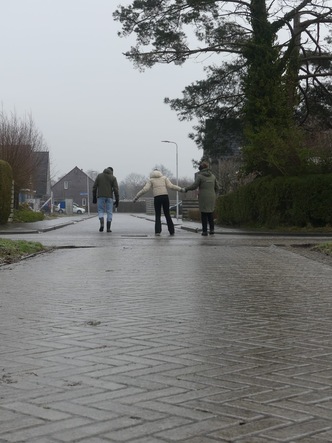 Foto van gladde straat en mensen in Kollum