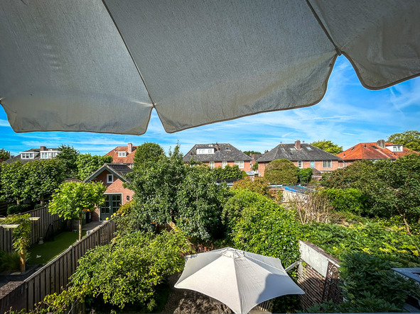 foto van tuinen met parasollen in zeist