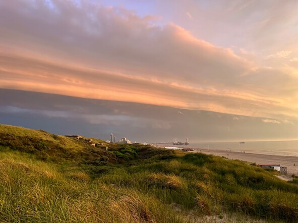 foto van rolwolk in scheveningen