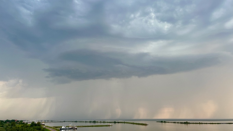 naderend onweer bij Lelystad