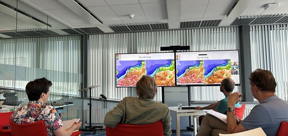 Foto van scherm en presentatie over hitte in de weerkamer van het KNMI