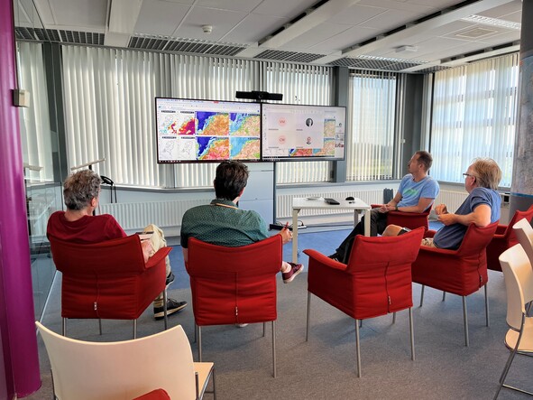foto van het Expertteam in de weerkamer in De Bilt