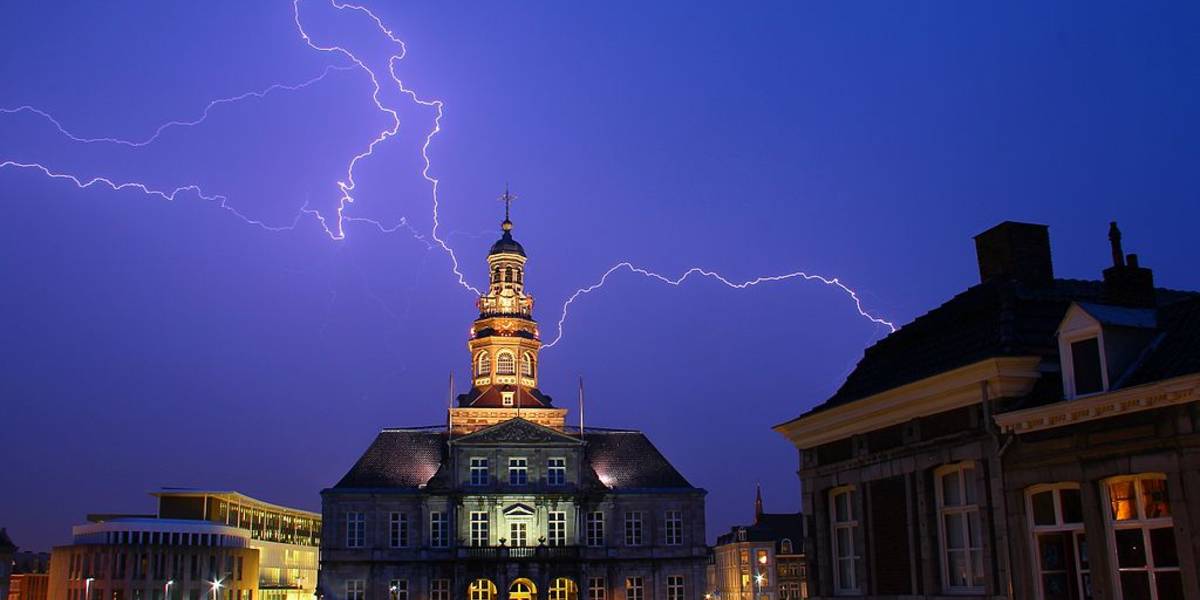 Bliksem boven het stadhuis van Maastricht 