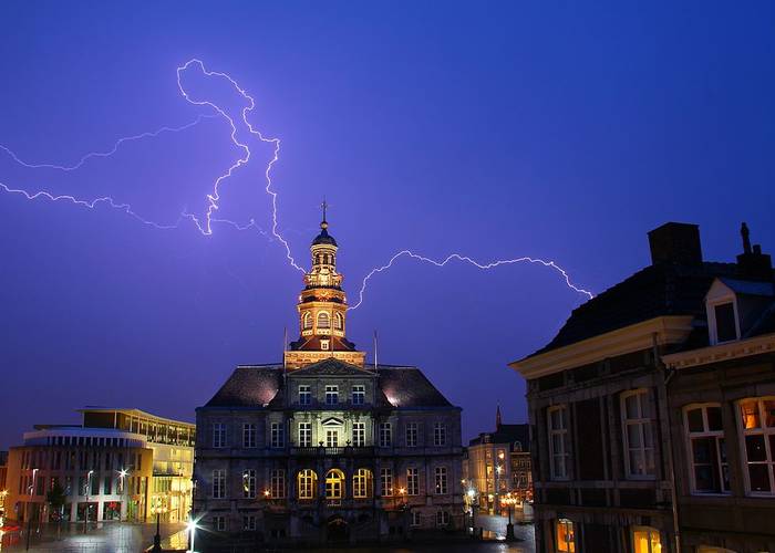 Bliksem boven het stadhuis van Maastricht 