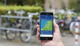 fietser toont de KNMI weer app