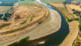 luchtfoto droogte grensmaas bij Roosteren in Limburg