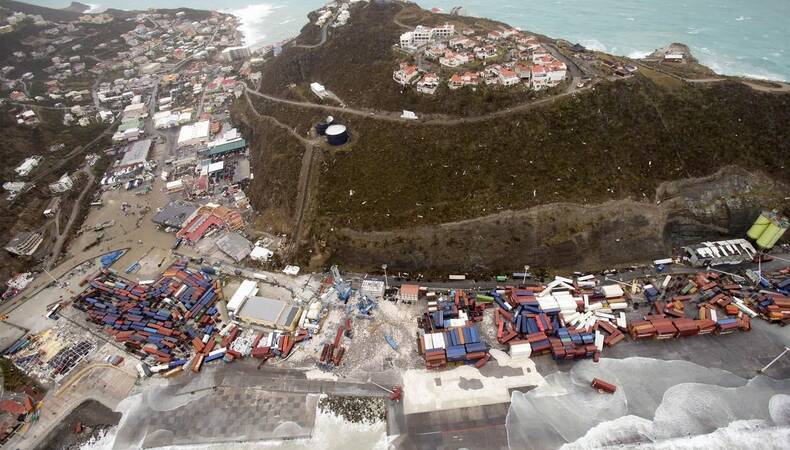 De schade in de haven van Sint Maarten in 2017 veroorzaakt door orkaan.