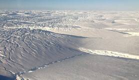 foto waarop barsten zichtbaar zijn in het oppervlak van de Thwaites gletsjer
