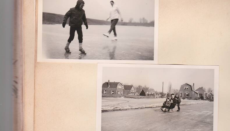 Opengeslagen fotoboek met zwart-wit foto's
