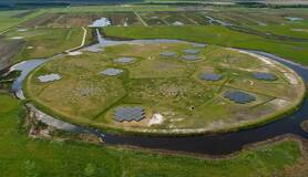 foto van Meerdere LOFAR antennevelden op de superterp, in de buurt van Exloo, Drenthe