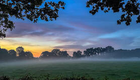 Foto van mist bij zonsopgang