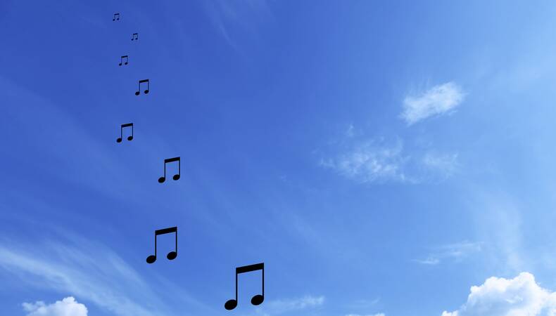 Blauwe lucht met vallende muzieknoten